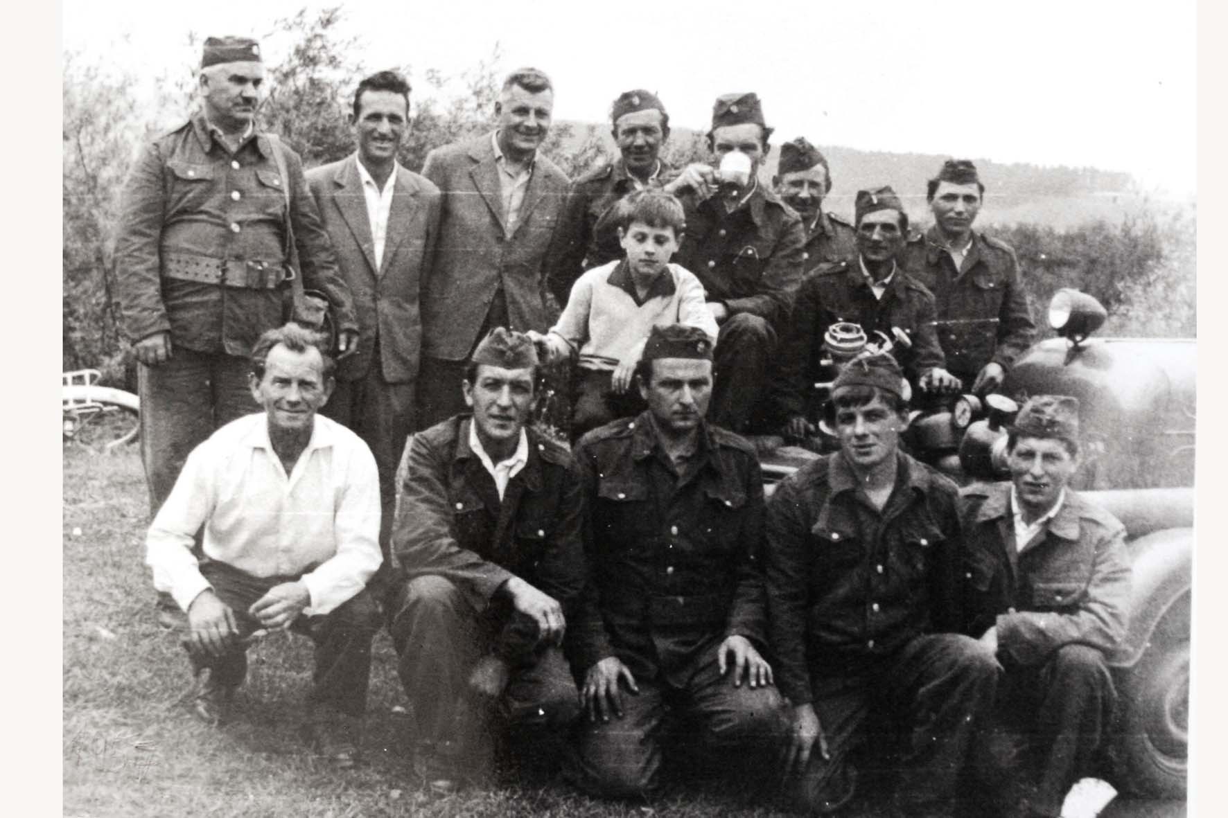 História DHZ Rudinka – Historická fotografia dobrovoľných hasičov z Rudinky v roku 1957